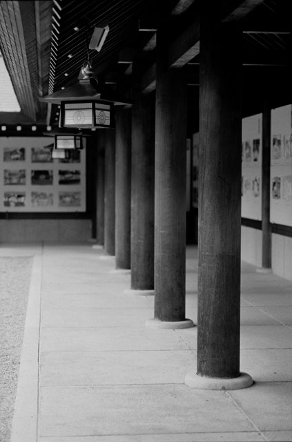 shinto-lanterns-and-columns.jpg